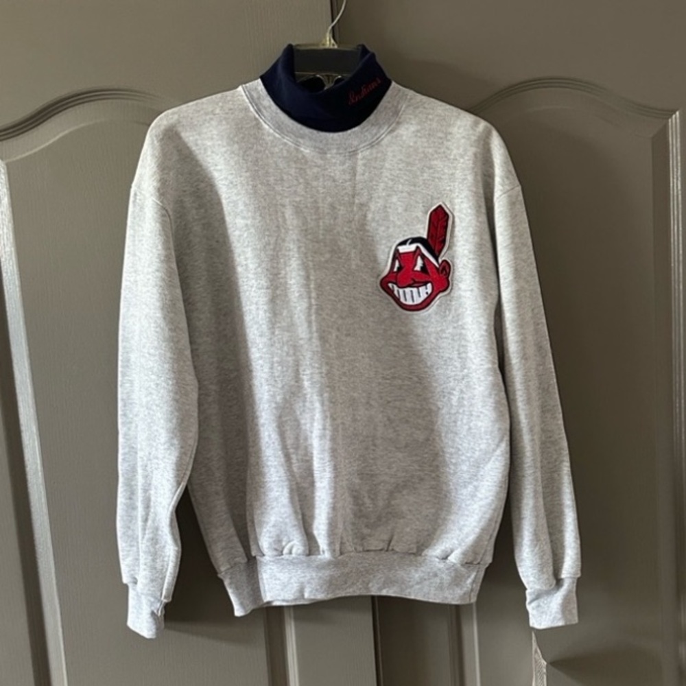Cleveland Indians Crewneck-Turtleneck Sweatshirt w/ embroidered patch NWT